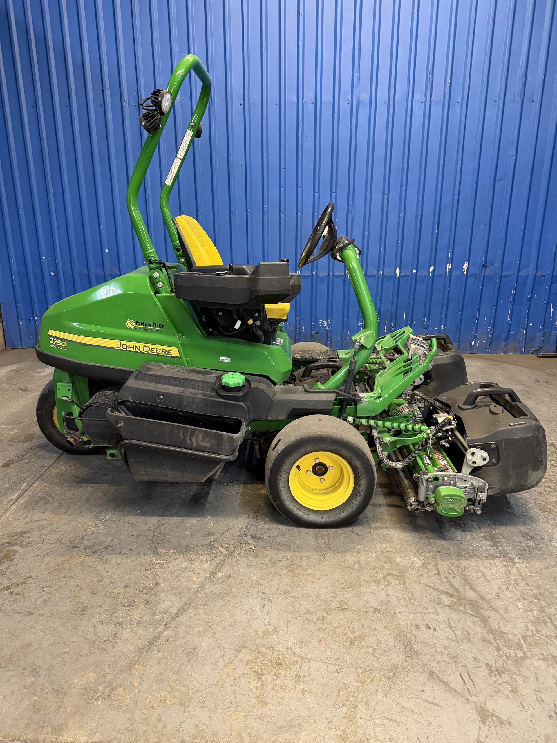 John Deere 2750 E-cut Hybrid Triplex Greens Mowers - Image 2