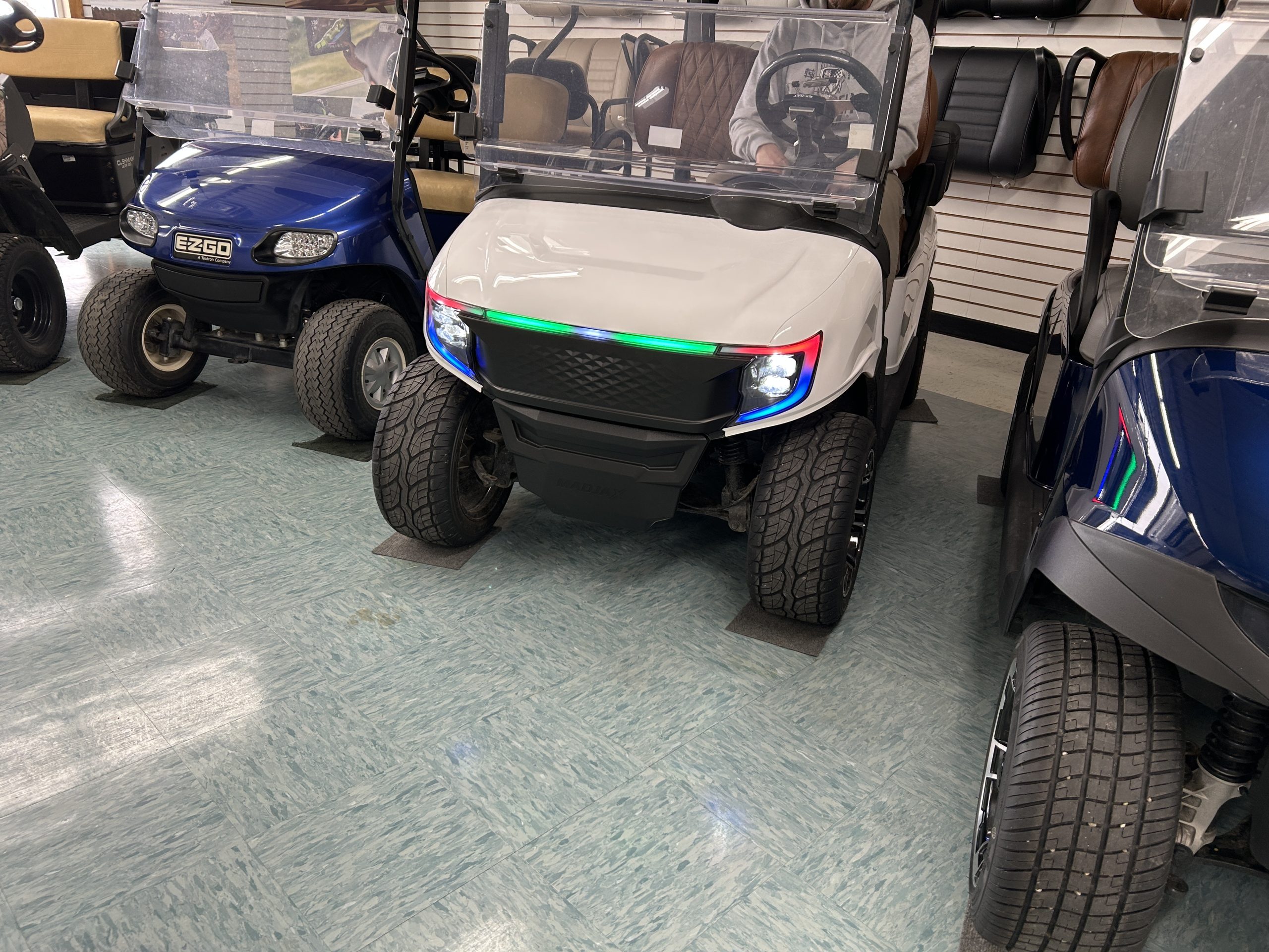 E-Z-GO RXV Electric ELiTE 2.2 Custom Golf Cart - Image 11