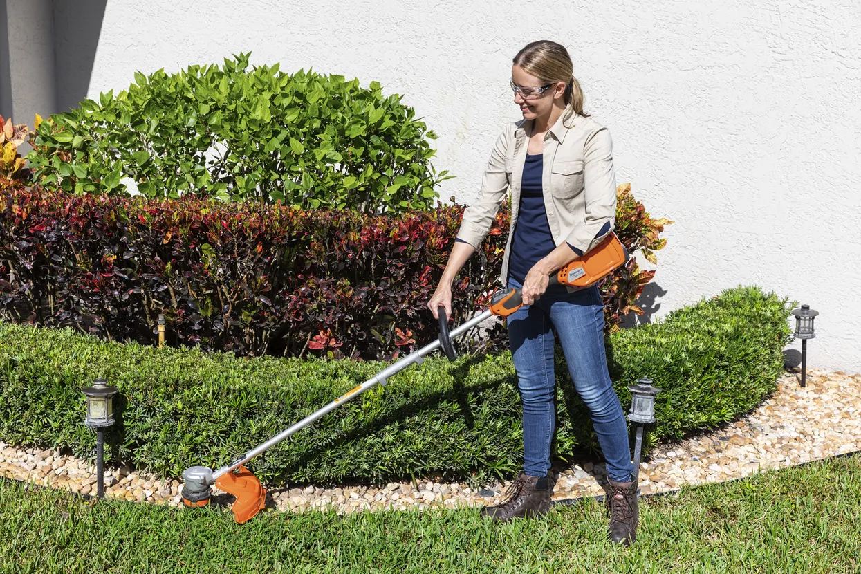 Husqvarna Weed Eater® 320iL (battery and charger included) - Image 6