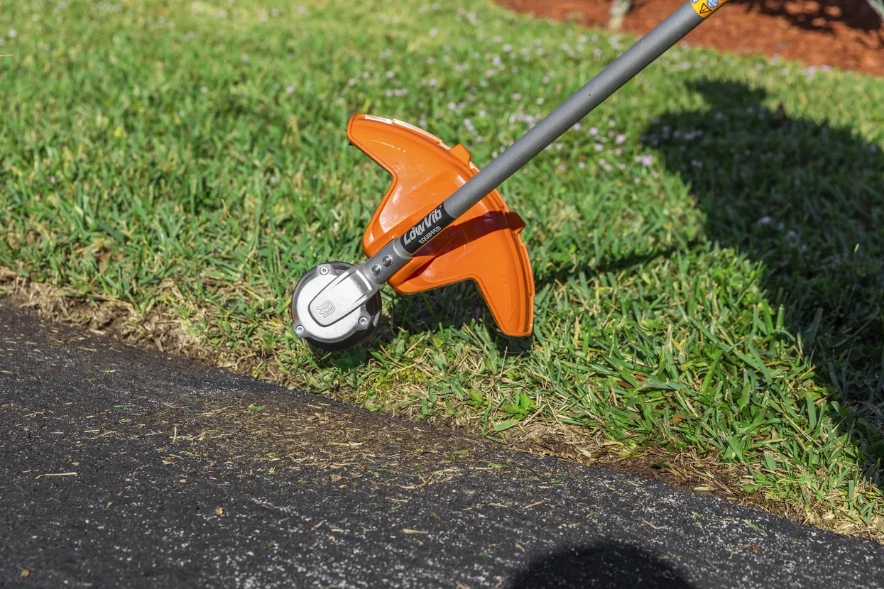 Husqvarna Weed Eater® 320iL (battery and charger included) - Image 5
